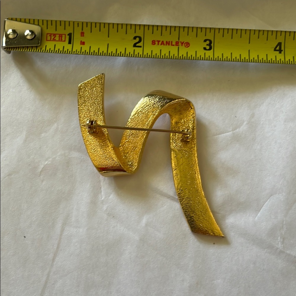 Stylish Gold Ribbon Brooch - Picture 2 of 2